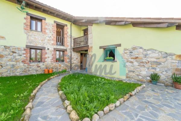 Casa independiente en calle Mestas de Con