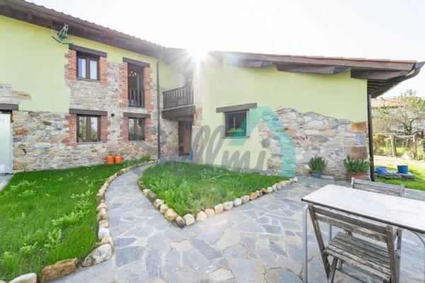 Casa independiente en calle Mestas de Con