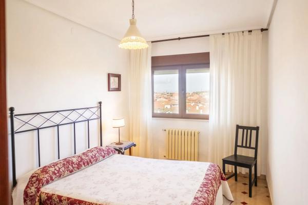 Casa independiente en calle la Guía