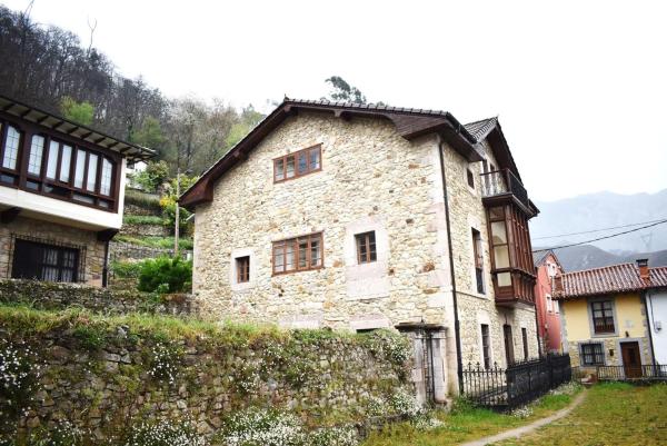 Caserón en Peñamellera Alta