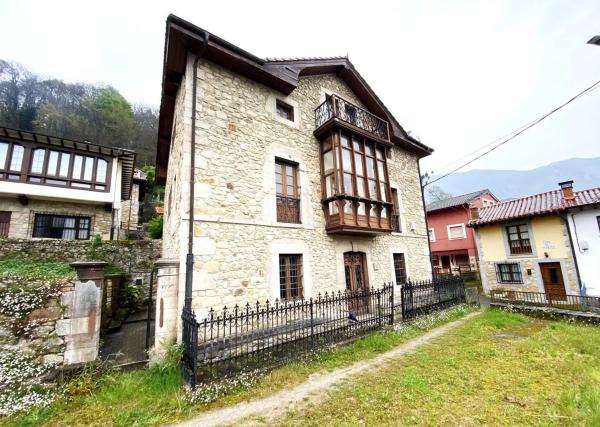 Caserón en Peñamellera Alta