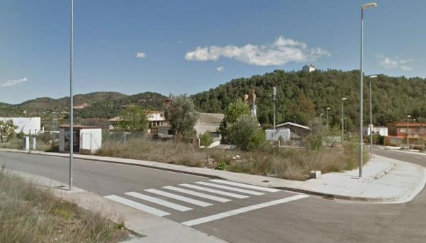 Terreno en calle María Calderón