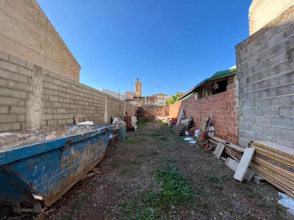 Terreno en calle Oroval, 11