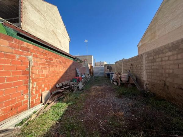 Terreno en calle Oroval, 11