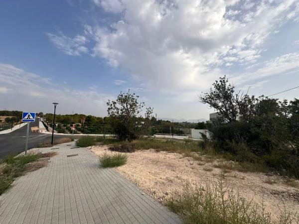 Terreno en calle Reyes Martí