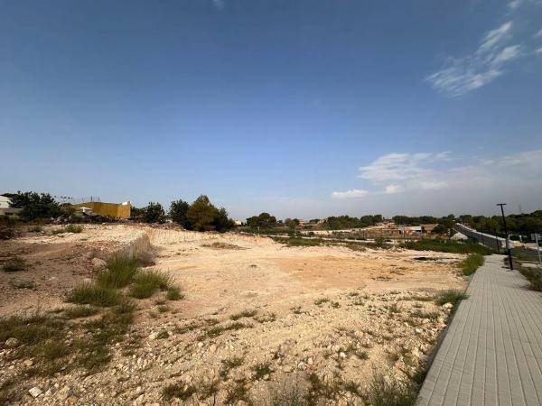 Terreno en calle Reyes Martí