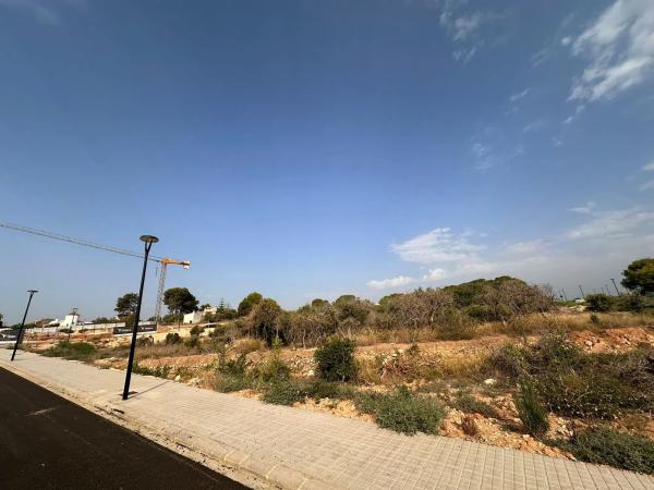 Terreno en calle Reyes Martí