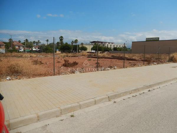 Terreno en calle Garroferes