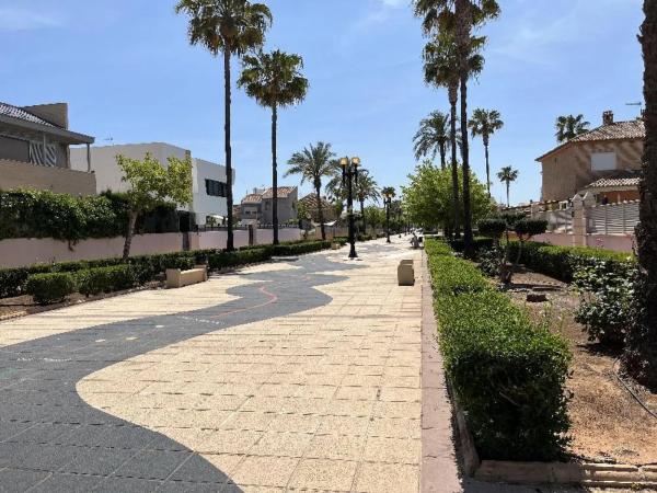 Terreno en calle Infanta Elena