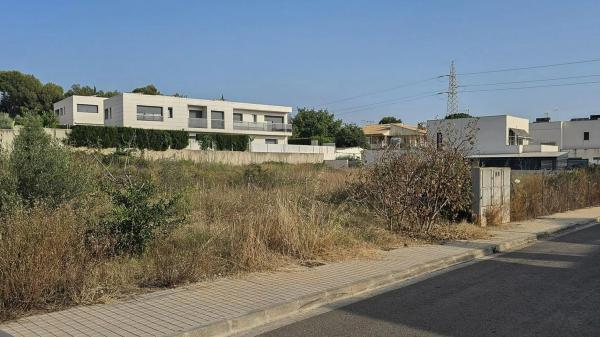 Terreno en calle de José Pedro Pérez-Llorca