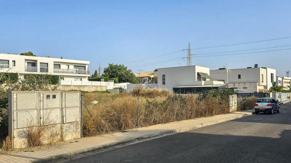 Terreno en calle de José Pedro Pérez-Llorca