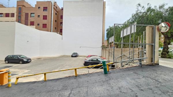 Terreno en calle Azorín, 22