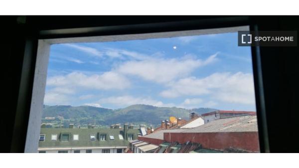 Piso de 4 dormitorios en alquiler en Oviedo