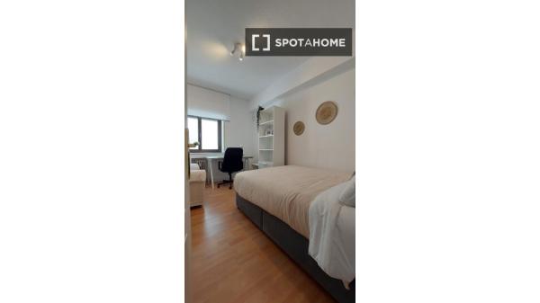 Piso de 4 dormitorios en alquiler en Oviedo