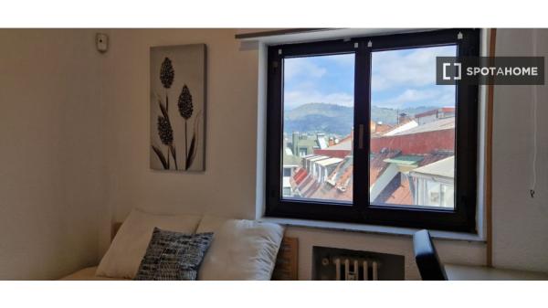 Piso de 4 dormitorios en alquiler en Oviedo