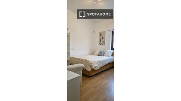 Piso de 4 dormitorios en alquiler en Oviedo