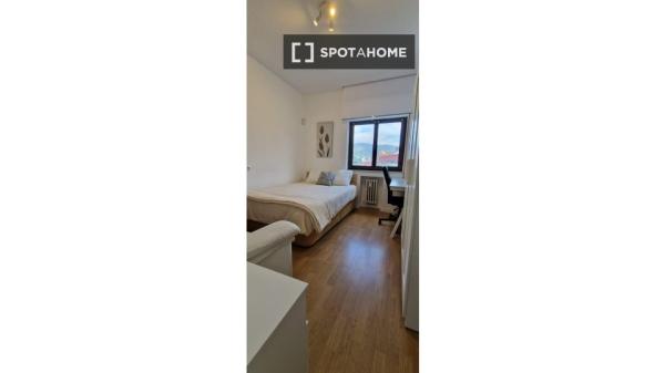 Piso de 4 dormitorios en alquiler en Oviedo