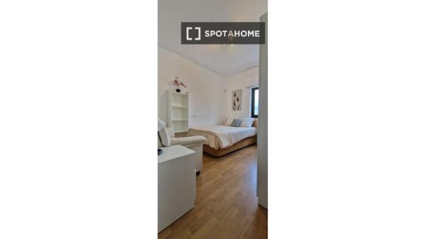 Piso de 4 dormitorios en alquiler en Oviedo