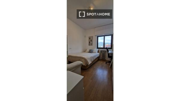 Piso de 4 dormitorios en alquiler en Oviedo