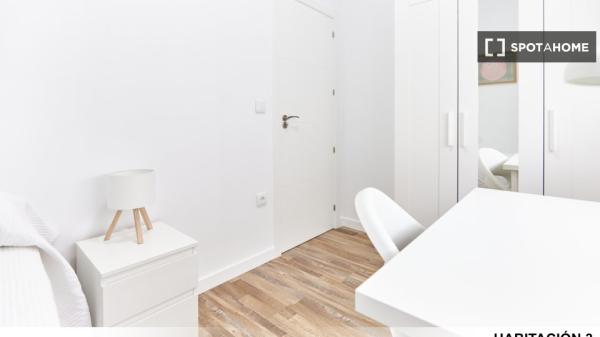 Chambre dans un appartement partagé de 4 chambres à louer à Ciudad Jardín.