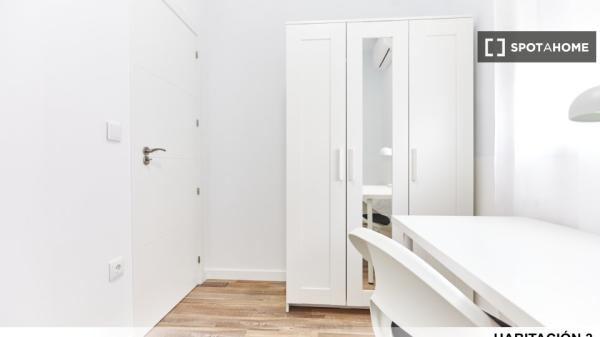Chambre dans un appartement partagé de 4 chambres à louer à Ciudad Jardín.