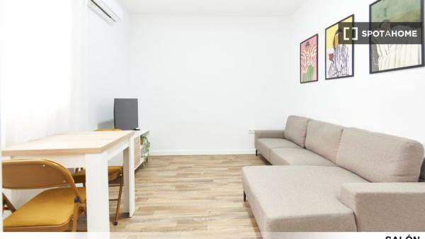 Chambre dans un appartement partagé de 4 chambres à louer à Ciudad Jardín.