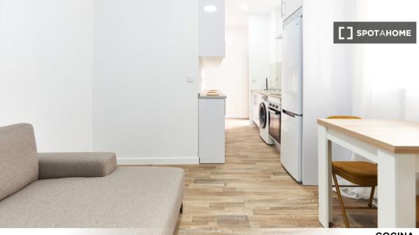 Chambre dans un appartement partagé de 4 chambres à louer à Ciudad Jardín.