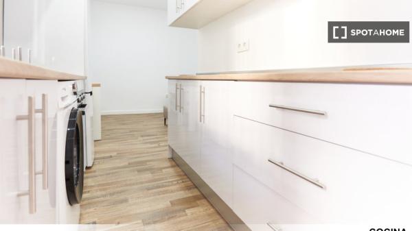 Chambre dans un appartement partagé de 4 chambres à louer à Ciudad Jardín.