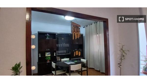 Room in shared 4-bed flat in Zona Centro, Tenerife