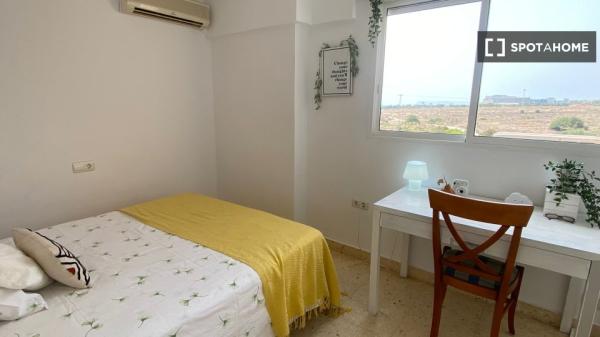 Habitación en piso compartido de 1 dormitorio en alquiler en Alicante