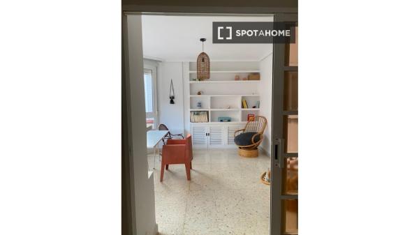 Habitación en piso compartido de 1 dormitorio en alquiler en Alicante