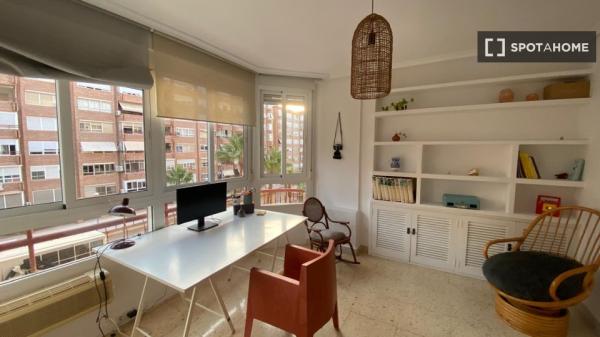 Habitación en piso compartido de 1 dormitorio en alquiler en Alicante