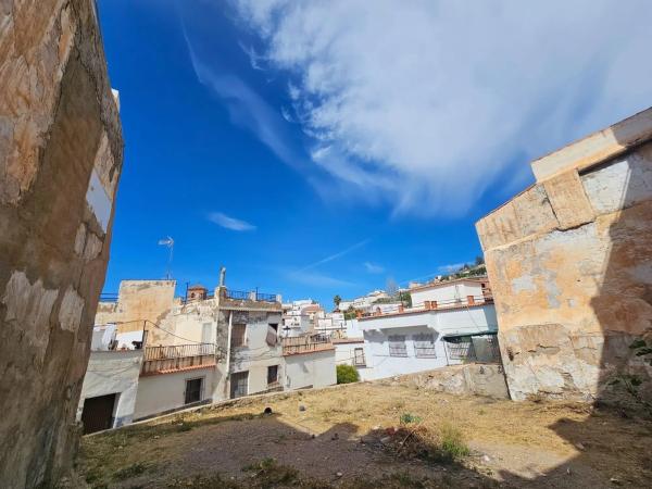 Terreno en calle Canton