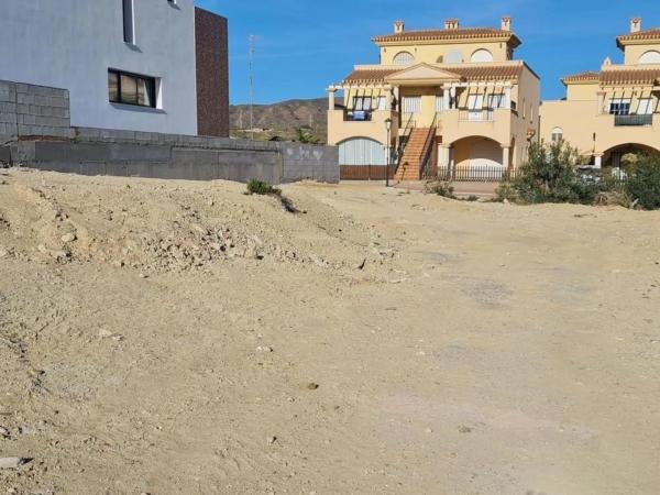 Terreno en calle Azahar