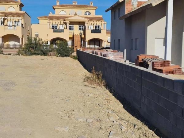 Terreno en calle Azahar