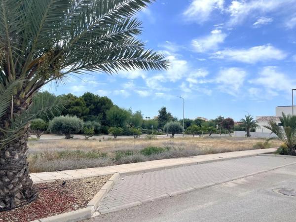 Terreno en calle Árbol de la Seda