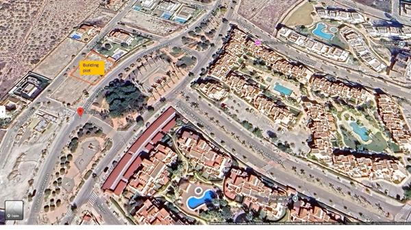 Terreno en calle Árbol de la Seda