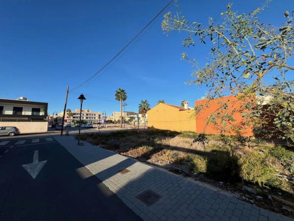 Terreno en calle Baza, 12