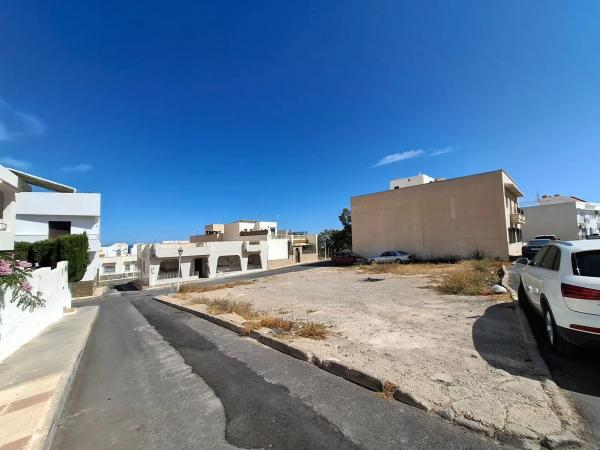 Terreno en calle Celia Viñas s/n