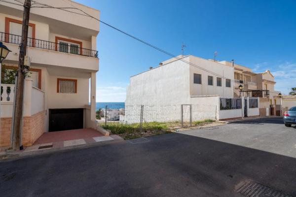 Terreno en calle Luis Gordillo, 8