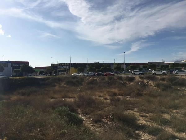 Terreno en calle Luca de Tena s/n