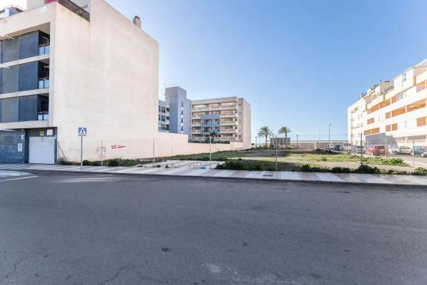 Terreno en avenida Antonio Pintor y Amat Benavides, 85