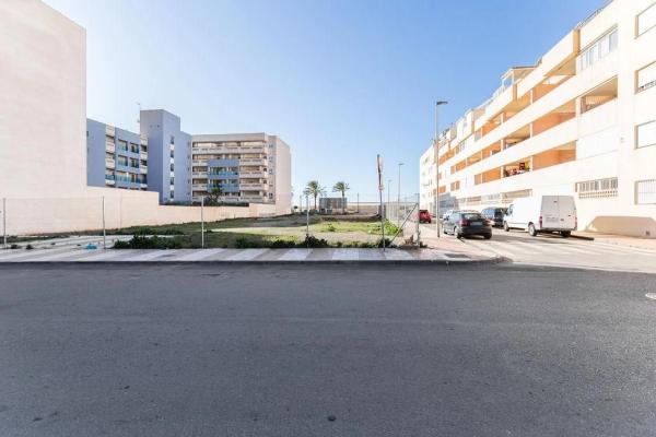 Terreno en avenida Antonio Pintor y Amat Benavides, 85