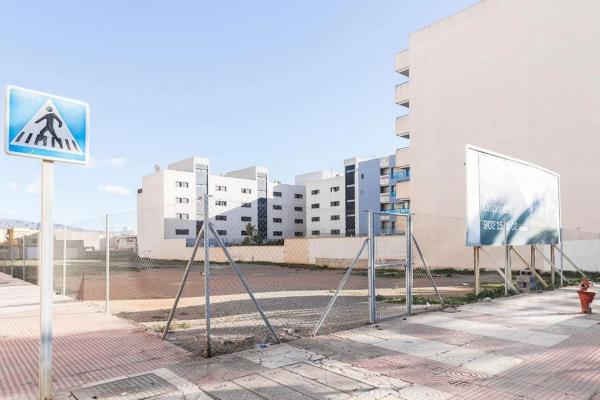 Terreno en avenida Amat Benavides, 85