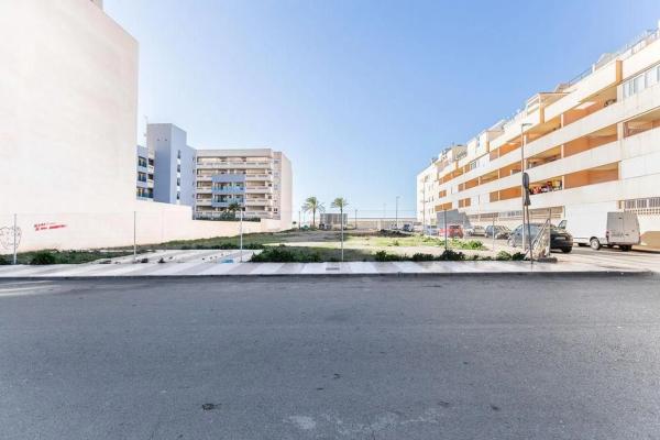 Terreno en avenida Amat Benavides, 85