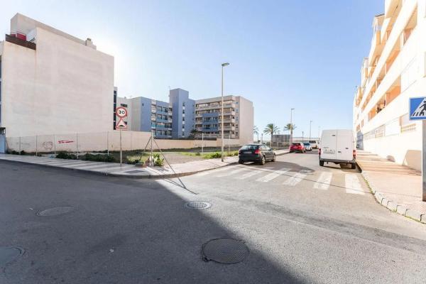 Terreno en avenida Amat Benavides, 85