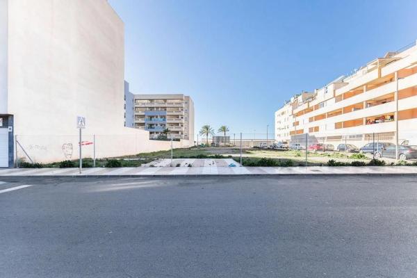 Terreno en avenida Amat Benavides, 85