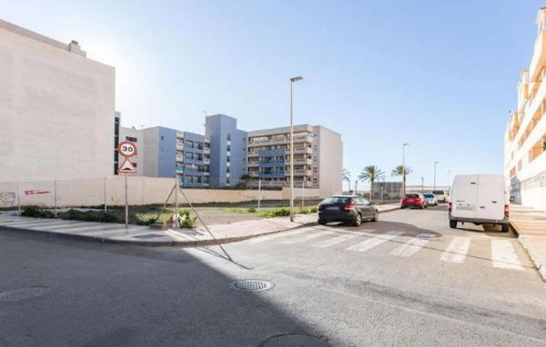 Terreno en calle Antonio Pintor