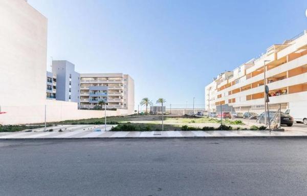 Terreno en calle Antonio Pintor