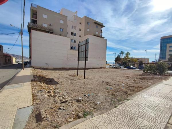 Terreno en calle Virgen de Gádor